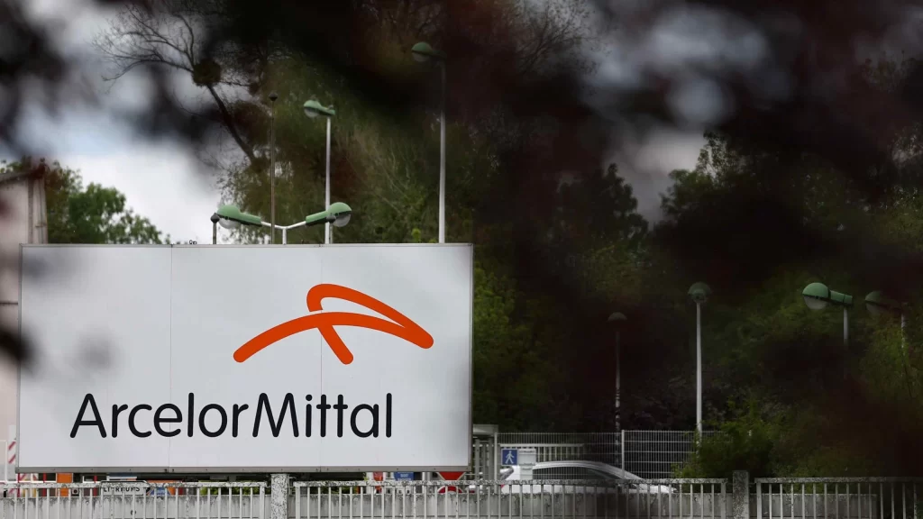 Placa com o logotipo da ArcelorMittal na entrada de uma instalação. Imagem de capa do case de sucesso da UniSoma sobre otimizador estratégico da cadeia de fornecimento.