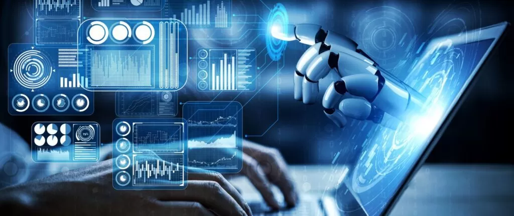 Mãos digitando em um laptop com uma mão robótica saindo da tela e tocando em uma interface digital com gráficos e dados, representando soluções de Inteligência Artificial (IA) para planejamento estratégico empresarial.