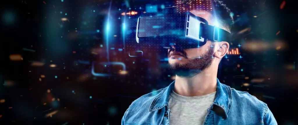 Um homem utilizando um dispositivo de realidade virtual avançado, ilustrando a tendência da realidade virtual e seu potencial impacto no futuro da tecnologia em 2023.