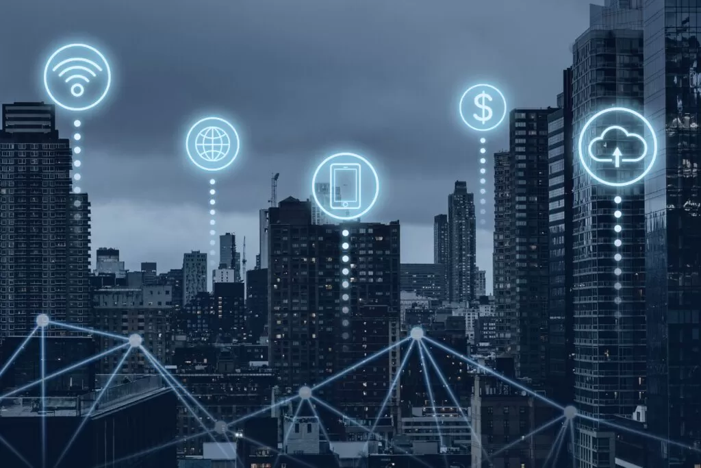 Paisagem urbana com sobreposição de rede digital e ícones de serviços, ilustrando a aplicação da Inteligência Artificial nas telecomunicações em um ambiente de cidade inteligente.