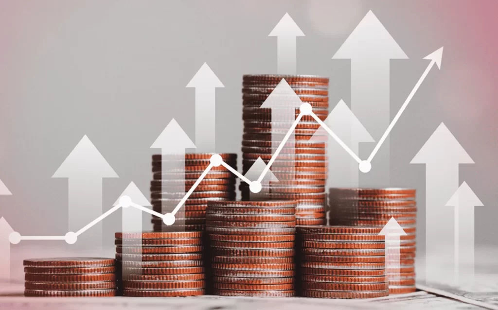 Pilhas de moedas em diferentes alturas com um gráfico de linha e setas apontando para cima, representando o crescimento financeiro alcançado através de uma estratégia de pricing eficiente.