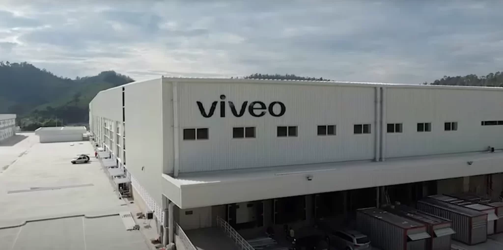 Galpão logístico da Viveo, empresa que aumentou em 15% a acuracidade da previsão de demanda com o apoio da UniSoma.