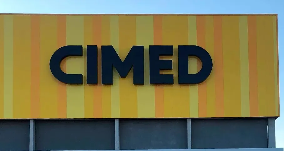 Operação industrial da Cimed, case de planejamento de demanda farmacêutica com Prognos