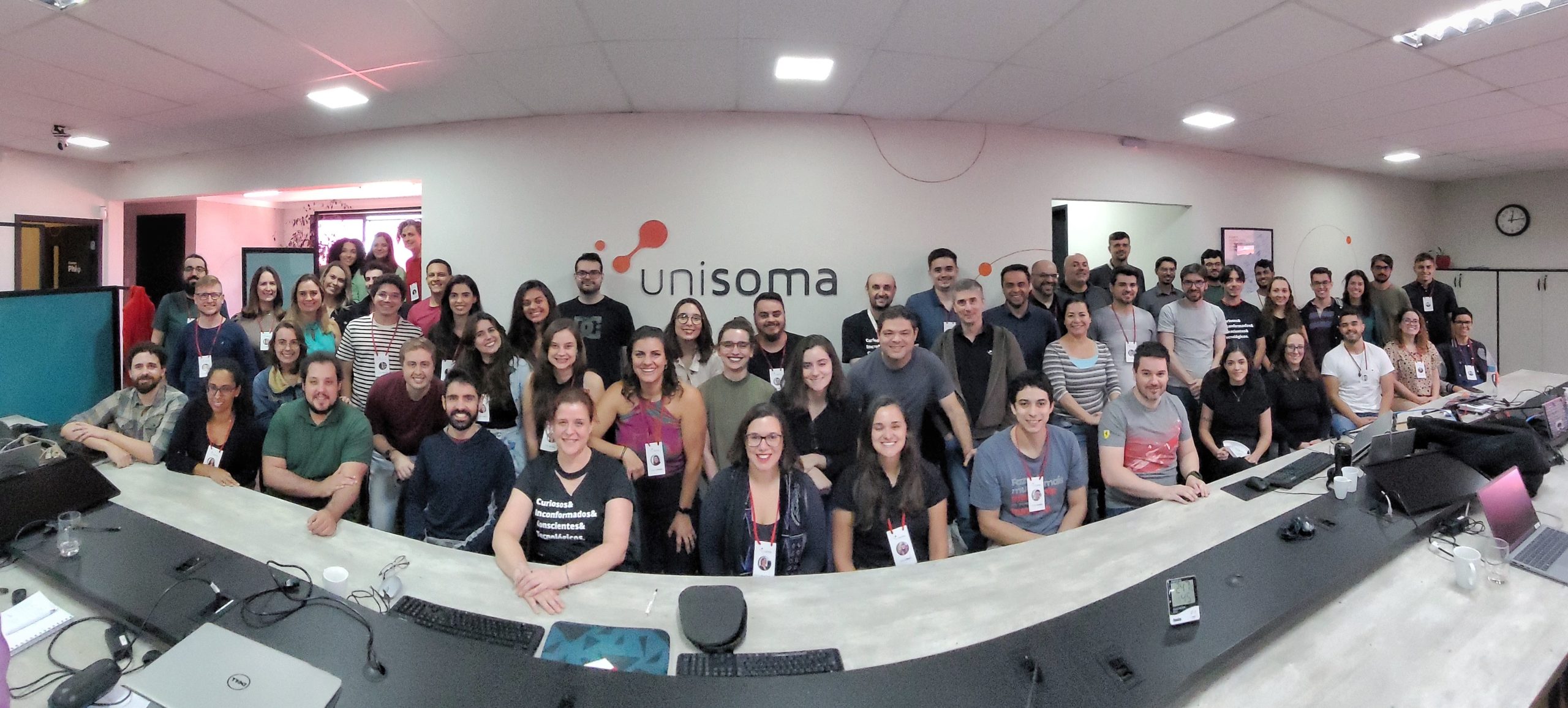 Time completo da UniSoma reunido no escritório de Campinas