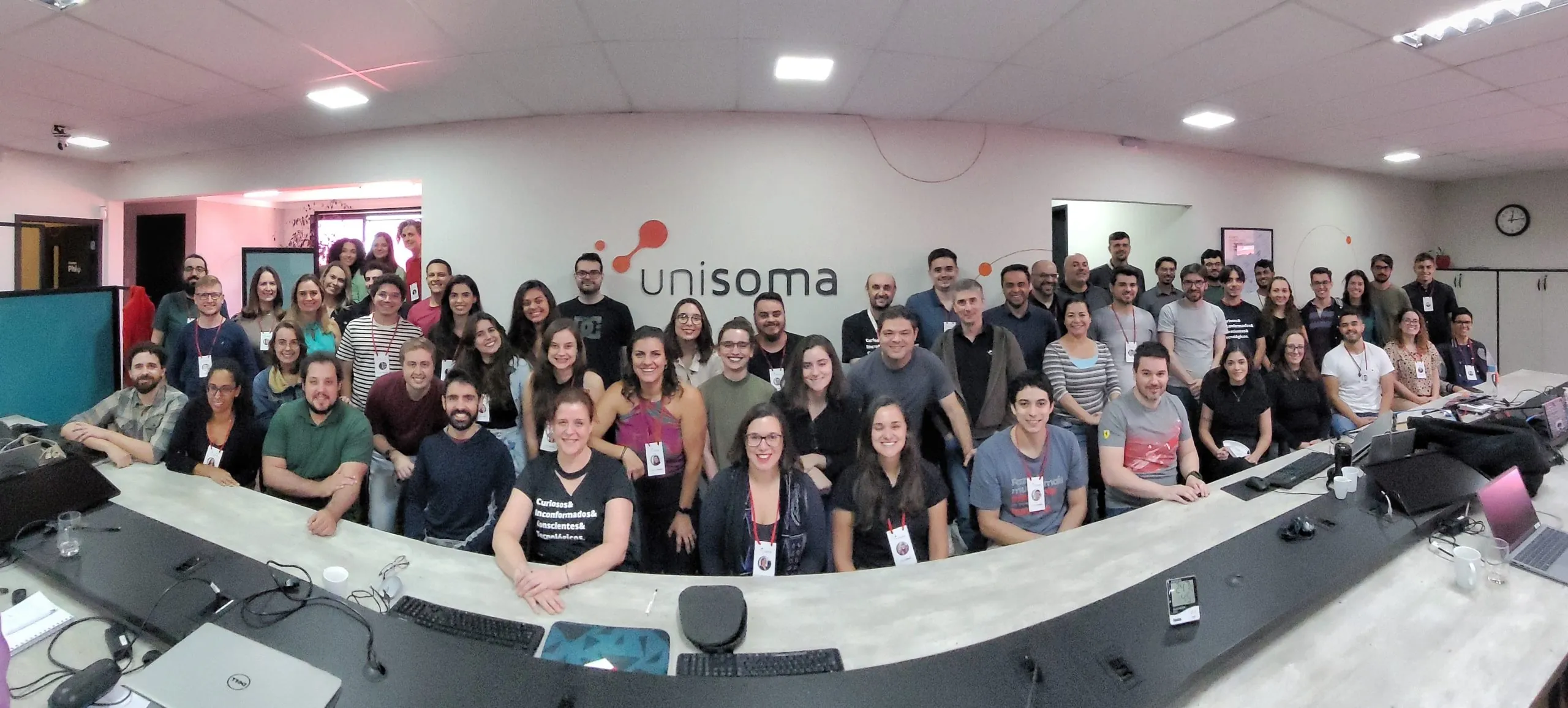 Time completo da UniSoma reunido no escritório de Campinas