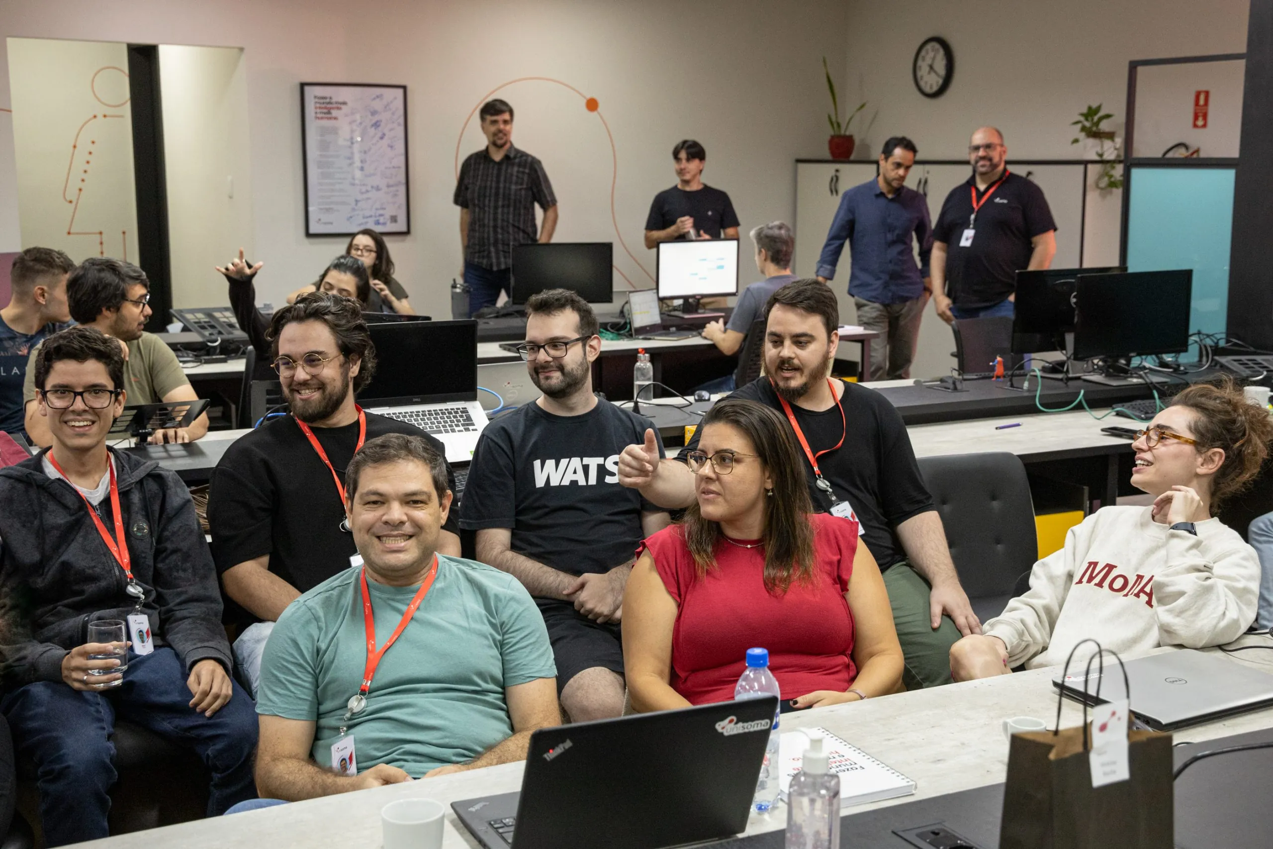 Equipe da UniSoma acompanhando uma apresentação interna no escritório