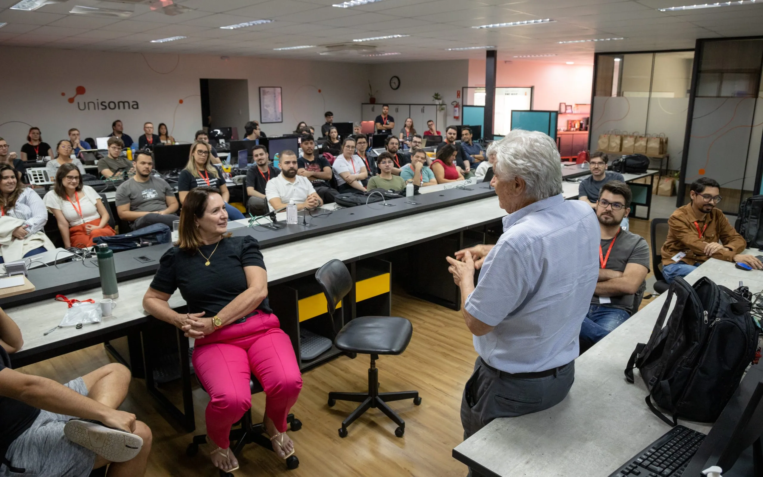 Fundador da UniSoma conversando com o time durante encontro no escritório