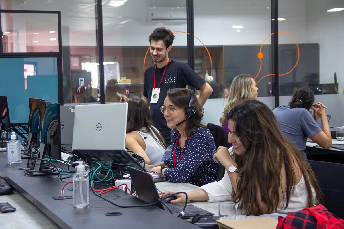 Equipe da UniSoma trabalhando em estações compartilhadas no escritório